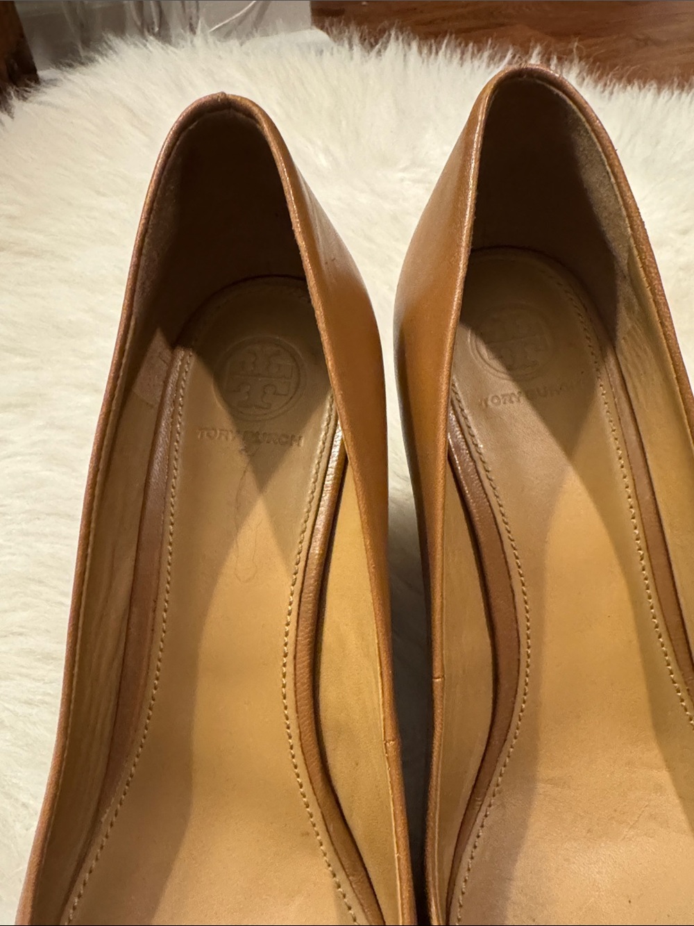 Tory Burch Tan Leather Logo Wedge Shoes Size 8 1/2 pre-owned - Picture 4 of 8